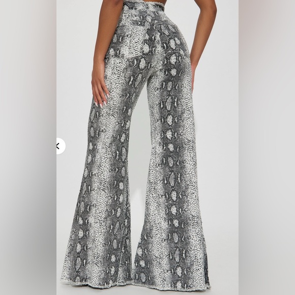 Fashion Nova Sneak Around Rhinestone Bell Bottom Jeans White/Combo Size 1 NWT🖤🤍 - Picture 3 of 5